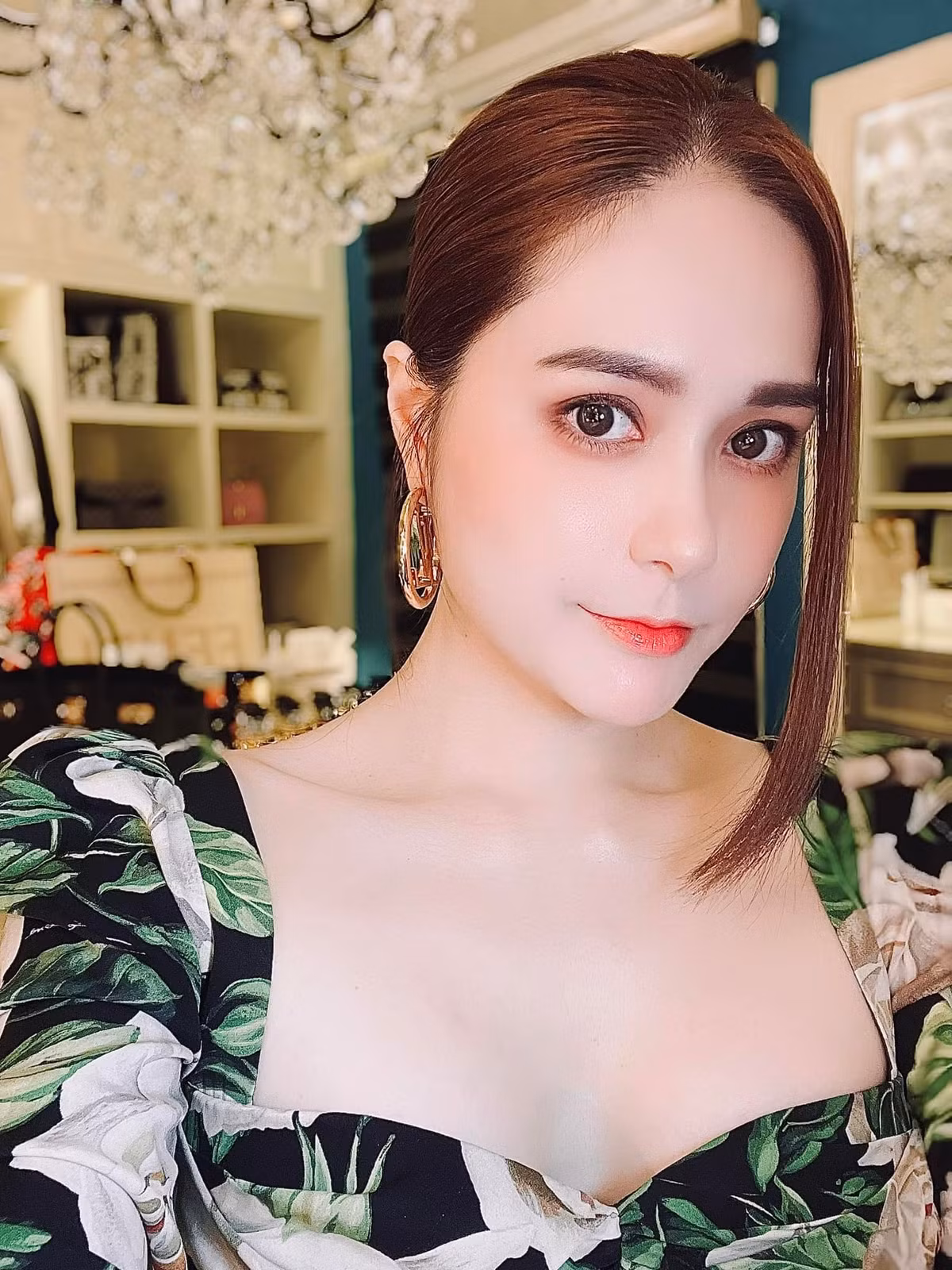 Nếu trước đây, sắm sanh những món hàng hiệu có giá trị cao thường bị cho là lãng phí hoặc "tiêu sản" nhưng với trường hợp này của Đoàn Di Băng thì được coi là mức đầu tư ra giá trị cao.