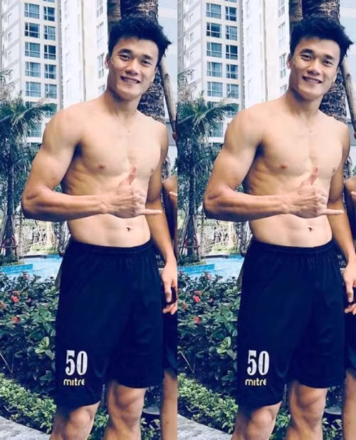 Đây không phải lần đầu tiên Bùi Tiến Dũng khoe "múi" với cư dân mạng. Trước đó, trên Instagram, chàng thủ môn này từng chia sẻ bộ ảnh mặc vest trắng để lộ "vựa sầu riêng đầy múi".
