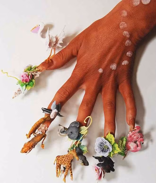 Trên khắp các fanpage làm đẹp, hội chị em khoe những bộ nail "đỉnh nóc, kịch trần" để vừa chơi Tết vừa "trốn" việc rửa bát.
