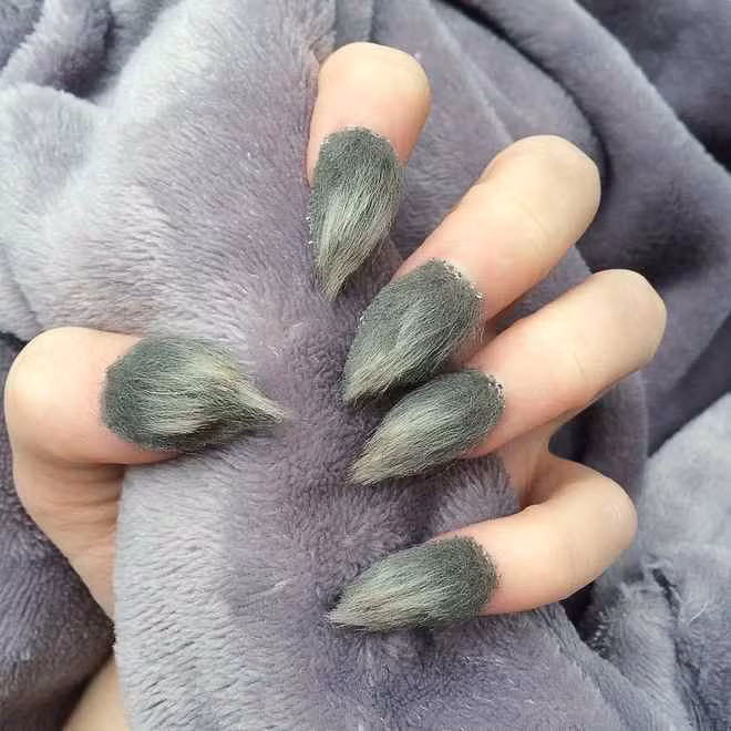 Bên cạnh đó cũng có nhiều chị em cho rằng: "Ngày Tết phải để vui chơi, để làm đẹp. Chứ ngày Tết mà cứ phải úp mặt vào chậu bát đũa cao như núi chắc chẳng ai còn mong có Tết".