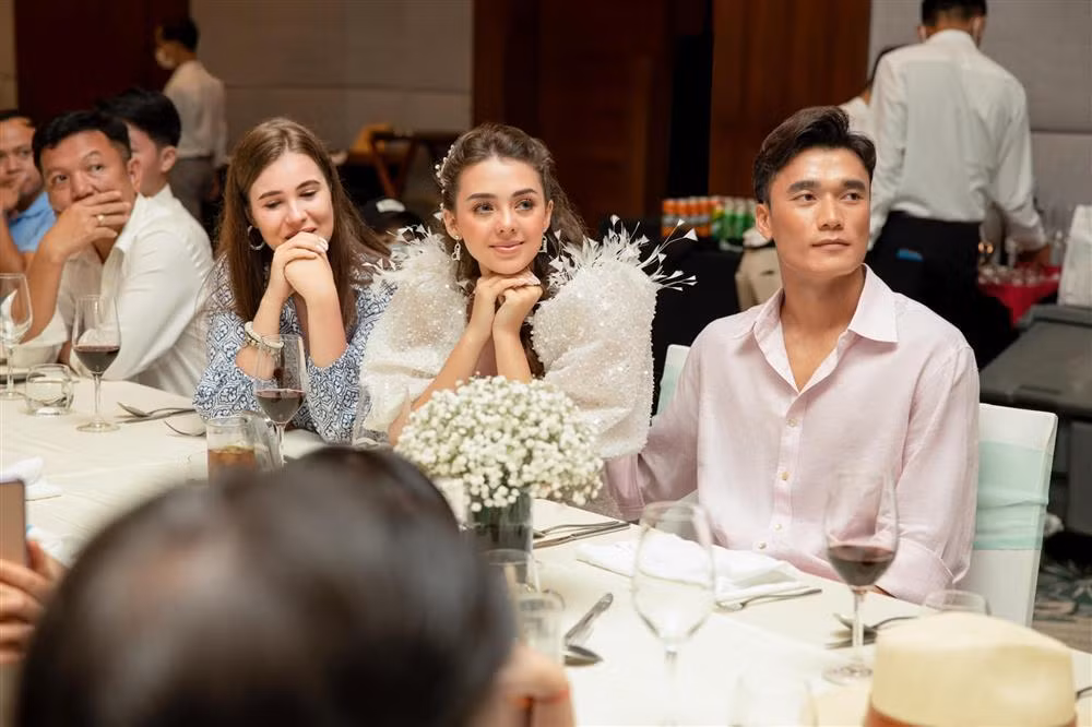 Theo tìm hiểu, mong muốn của Bùi Tiến Dũng là muốn lồng ghép vẻ đẹp của đất nước Ukraine - quê hương cô dâu vào váy, để cô không cô đơn khi lấy chồng xa nhà.