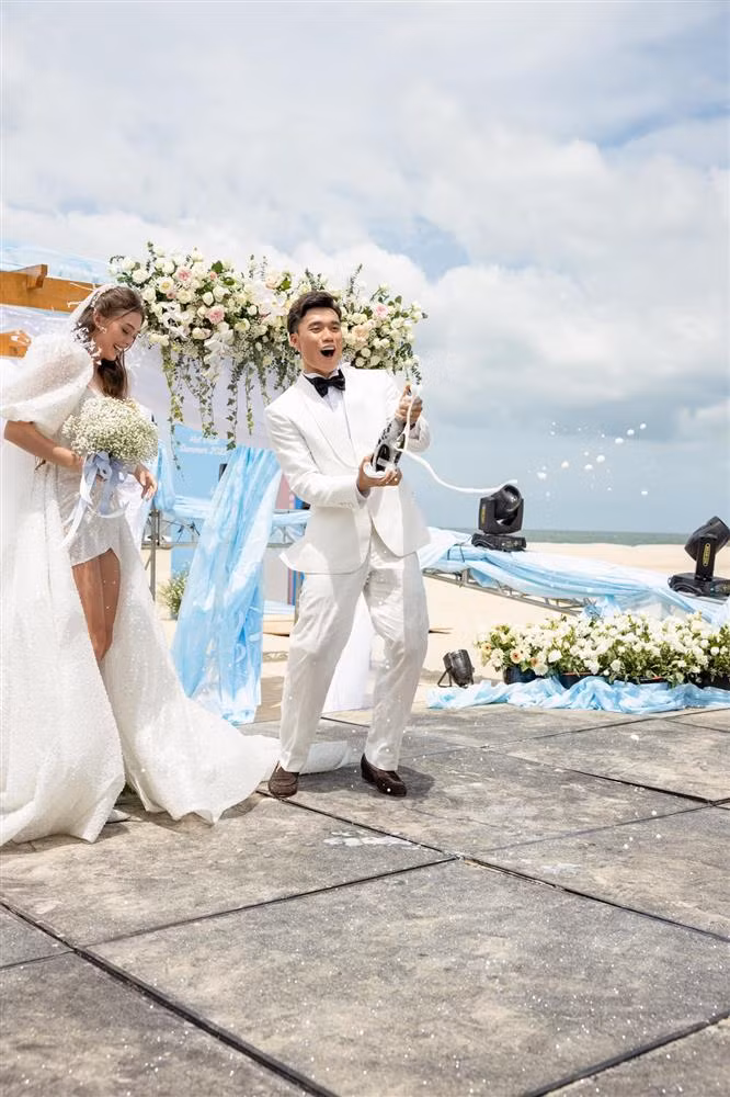 Bên dưới bài đăng, người hâm mộ để lại những bình luận khen ngợi khoảnh khắc đáng yêu của Bùi Tiến Dũng và vợ Tây và Dianka Zakhidova.