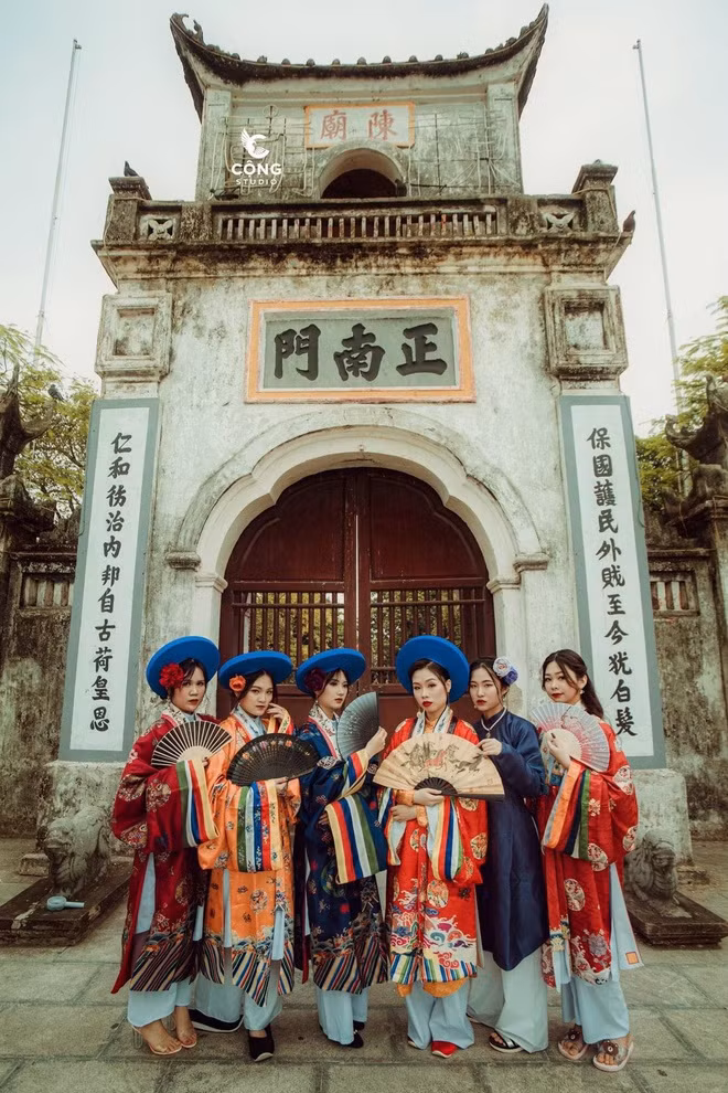 Trần Minh Thu, một thành viên trong lớp chia sẻ, cả lớp được truyền cảm hứng thực hiện bộ ảnh sau khi xem phim Phượng khấu. "Thật ra ban đầu lớp mình chọn concept khác nhưng sau khi xem phim thì đi đến quyết định thay đổi vì cảm thấy trang phục ngày xưa quá đẹp"