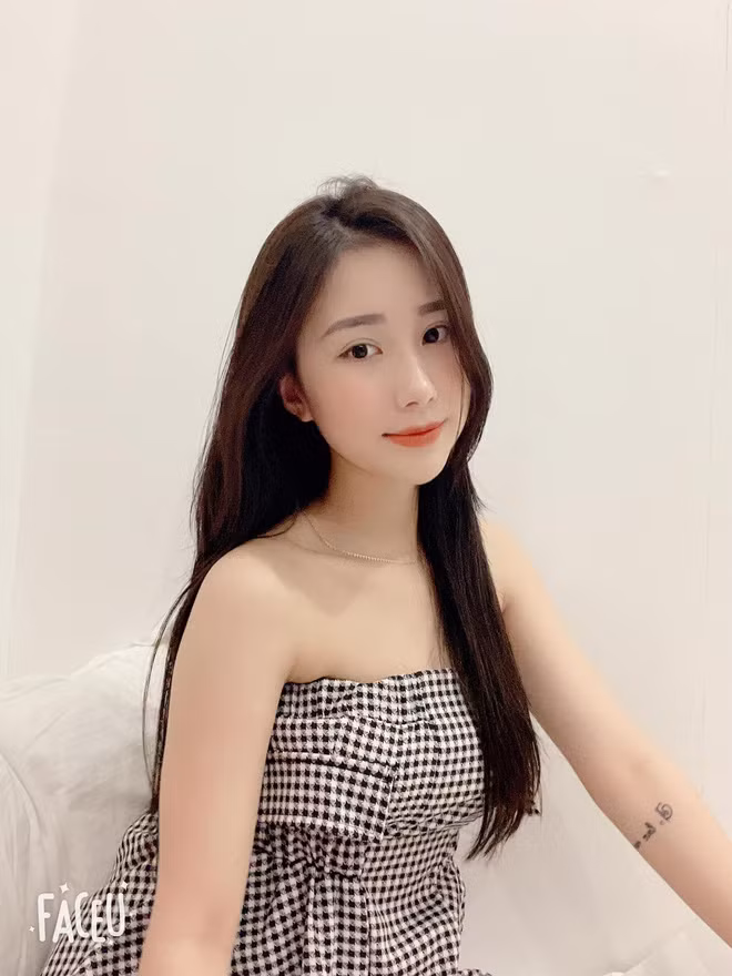 Tuy nhiên trong những clip được đăng tải trên TikTok, Tiểu Hý chỉ để lộ nửa người từ eo trở lên, khiến nhiều người không khỏi tò mò vóc dáng của gái xinh.