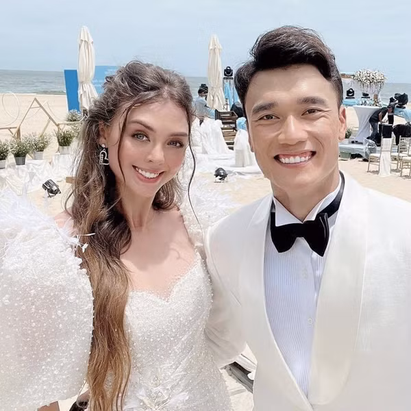 Thời gian qua, đám cưới của thủ môn Bùi Tiến Dũng và người mẫu Tây trở thành tâm điểm của đông đảo cư dân mạng. Mọi động thái của cặp vợ chồng trẻ luôn được dân tình quan tâm theo dõi.