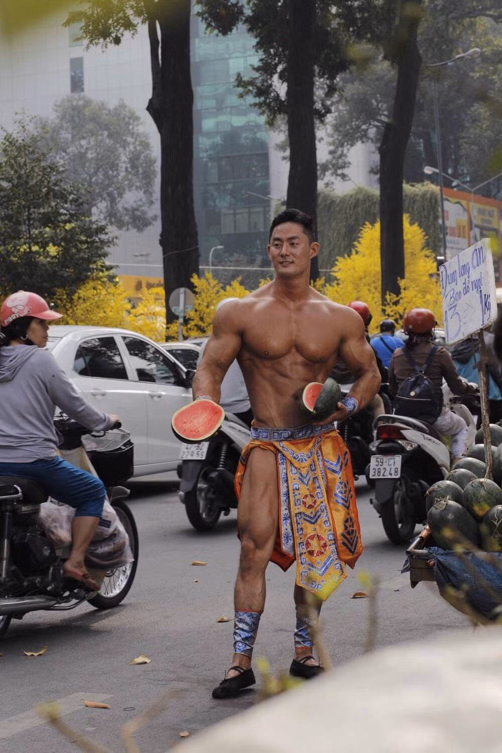 Một số chẳng ngại ngần tag bạn bè vào để rủ nhau đi mua cây và đặc biệt là ngắm trai đẹp đứng bán quất.