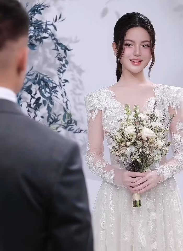 Không chỉ có lòng chung tay giúp đỡ người dân gặp khó khăn, hào phóng cho đi những tài sản giá trị mình có, mà Quang Hải và Chu Thanh Huyền còn được khen về cách cư xử thể hiện EQ cao khi không tổ chức hoạt động tặng xe linh đình, ồn ào giữa lúc đồng bào mình đang còng lưng chống lũ.