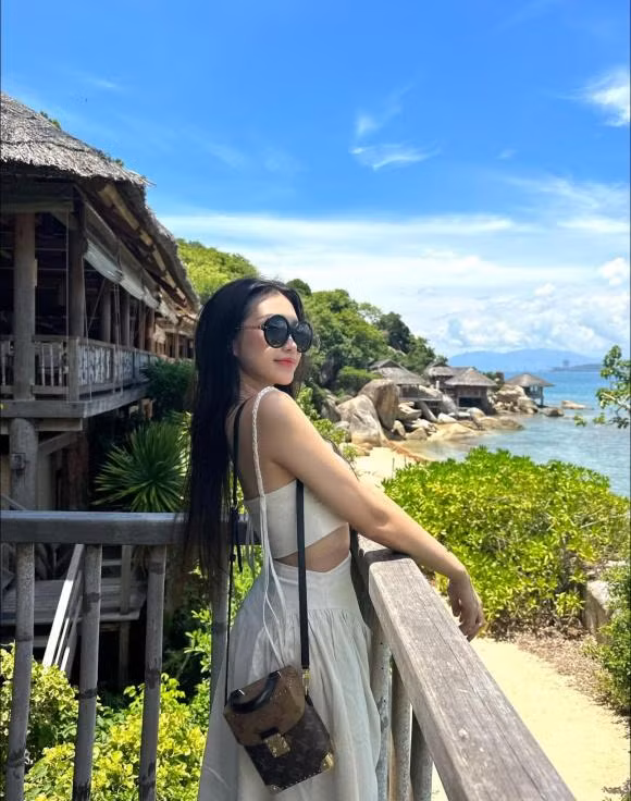 Đoàn Văn Hậu và Doãn Hải My công khai yêu nhau vào ngày 15/8/2022 sau hai năm hẹn hò. Cả hai nhận được sự ủng hộ nhiệt tình từ người hâm mộ vì đẹp đôi.
