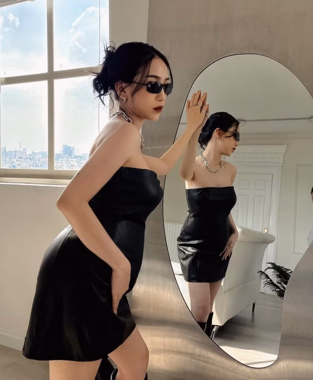 Nhan sắc đặc biệt là làn da của ái nữ nhà đại gia Minh Nhựa cũng nhận được nhiều lời khen "có cánh" vì mịn màng trắng sáng. Người đẹp còn không tăng cân quá nhiều nên khi diện trang phục khoe vai, chân vẫn nuột nà "hết nước chấm".