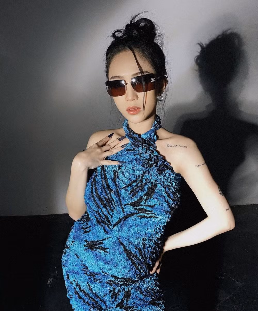 Joyce Phạm lựa chọn kiểu dáng áo thun hai dây bản to ôm sát, diện quần ống loe và đi giày cao. Các phụ kiện đi kèm bắt mắt cùng layout make up lung linh, người đẹp sinh năm 1999 khiến cộng đồng mạng đứng ngồi không yên.