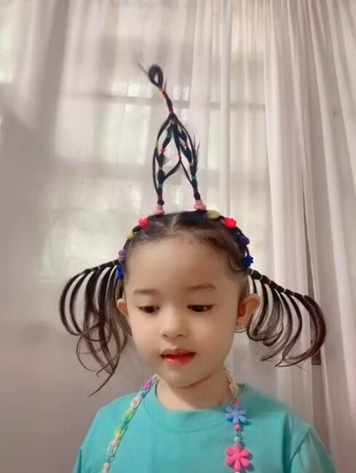 Ngoài ra, những hình ảnh kiểu tóc mỗi ngày được người mẹ ở Thái Lan này đăng lên mạng khiến hai mẹ con nhận về vô số lời khen ngợi.