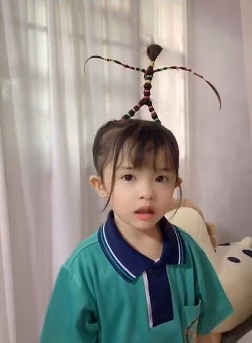 Ai cũng thấy rằng những kiểu tóc mà cô làm cho con gái đều rất kỳ công, đòi hỏi nhiều thời gian và sự tỉ mỉ.