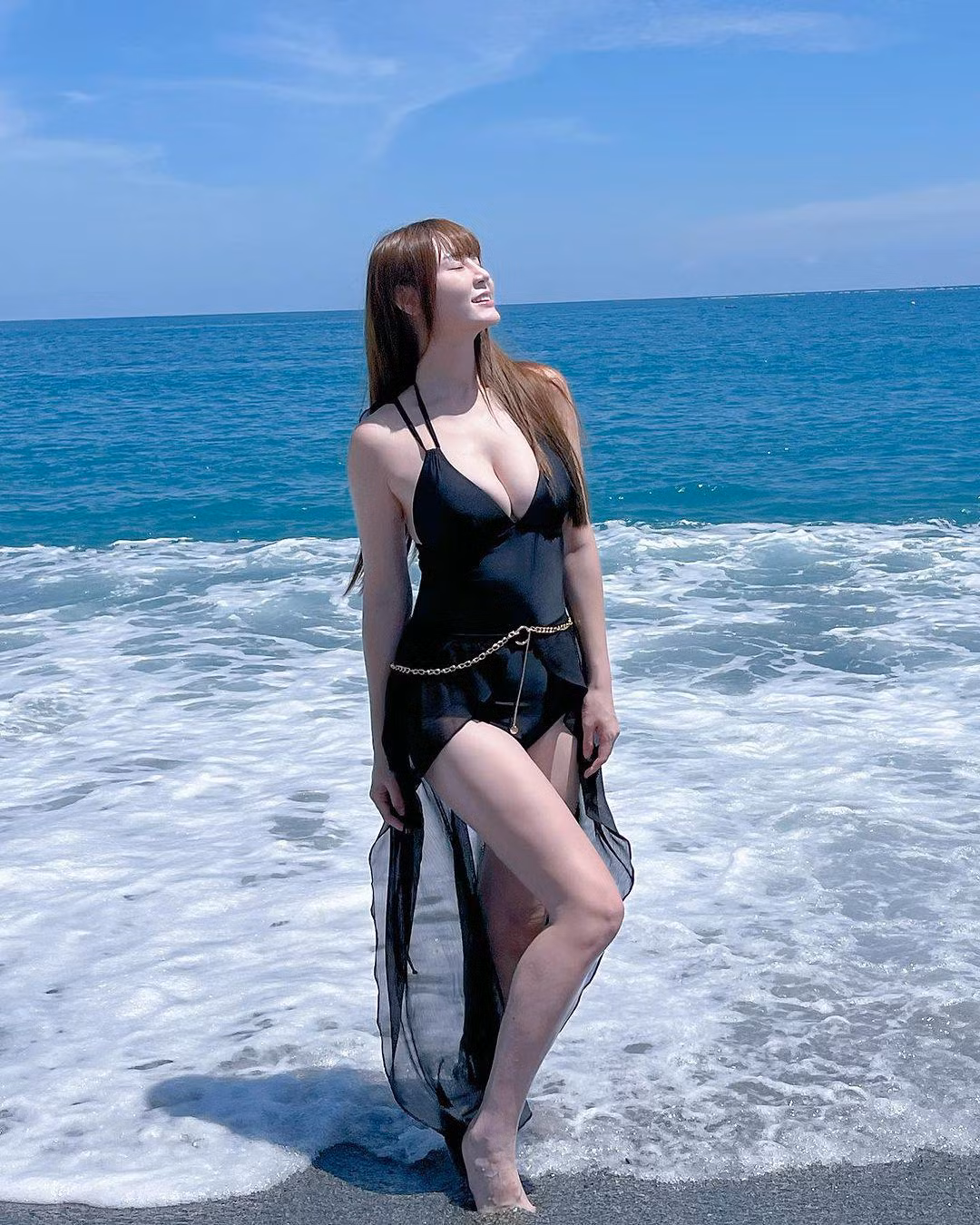 Nu hoat nao vien xu Trung tha dang tren bai bien, body dau ra day