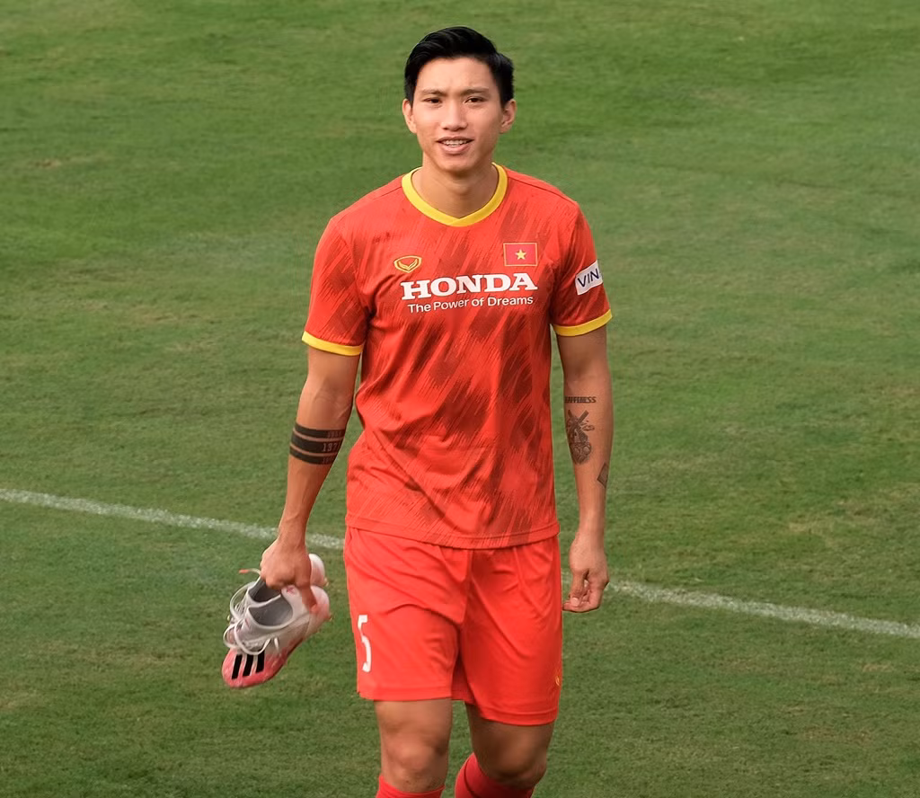 Nhóm bác sĩ của Hà Nội FC, đứng đầu là ông Kim Kwang Jea đánh giá đầu gối của Hậu vẫn còn vấn đề chưa được phát hiện bấy lâu nay và cần phẫu thuật để trị dứt điểm.
