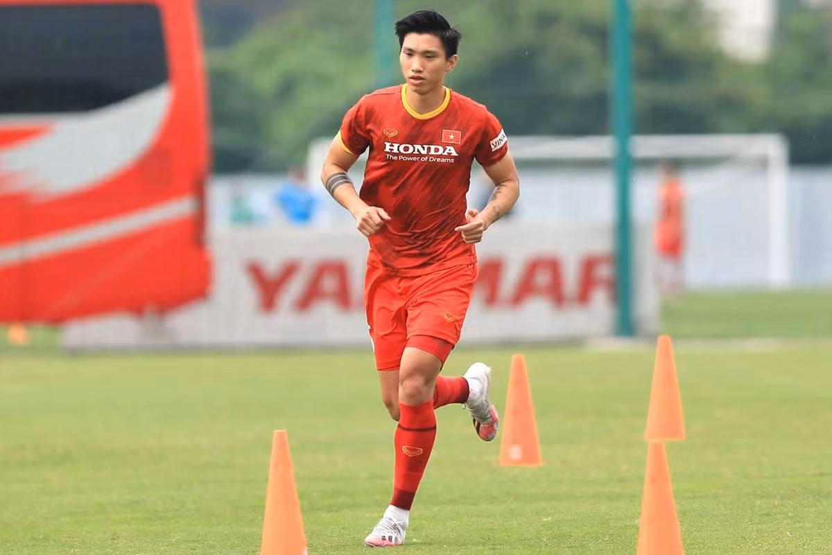 Sau khi chia tay đội tuyển Việt Nam, Đoàn Văn Hậu trở về CLB Hà Nội FC để phục vụ cho công tác điều trị chấn thương.