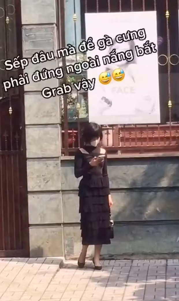Nếu để ý kĩ 2 đoạn clip mới xuất hiện ghi lại cảnh một cô gái giống Hải Tú đều có điểm chung là cố tình đăng video có chèn chữ "khích" cư dân mạng bình luận ném đá để lấy tương tác, kiểu như: "Tôi nên làm gì trong trường hợp này" hay "Sếp đâu mà để gà cưng ngoài nắng bắt Grab vậy".