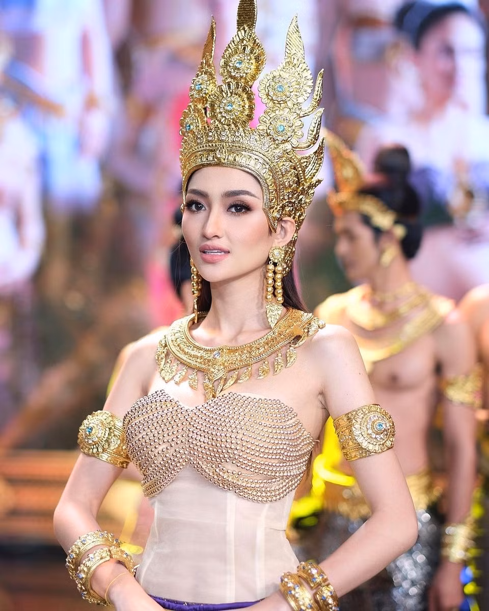 Khán giả Việt từng nhắc đến Saravody về lùm xùm liên quan đến Hoa hậu Thùy Tiên. Cụ thể, người đẹp Campuchia gây tranh cãi khi đăng bức ảnh ghép gương mặt cô vào bức ảnh gốc của Miss Grand International 2021.