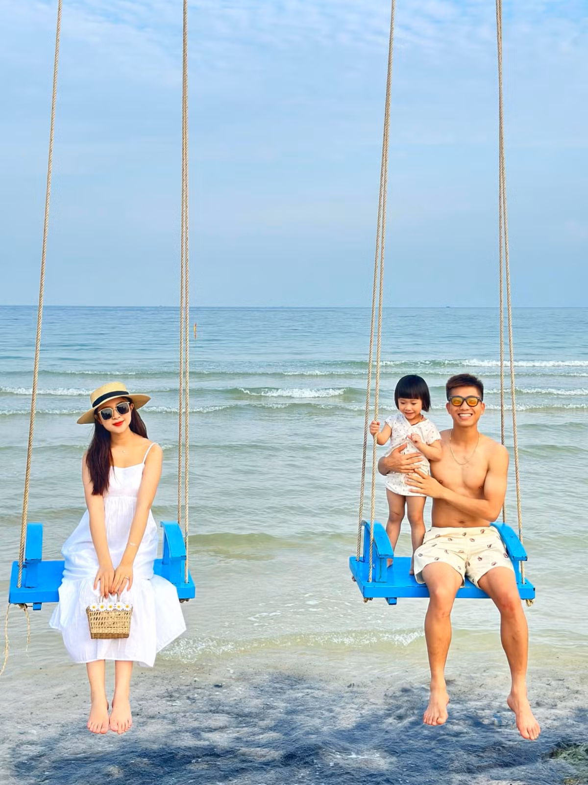 Về phía Phan Văn Đức, anh nổi tiếng là cầu thủ yêu chiều vợ.