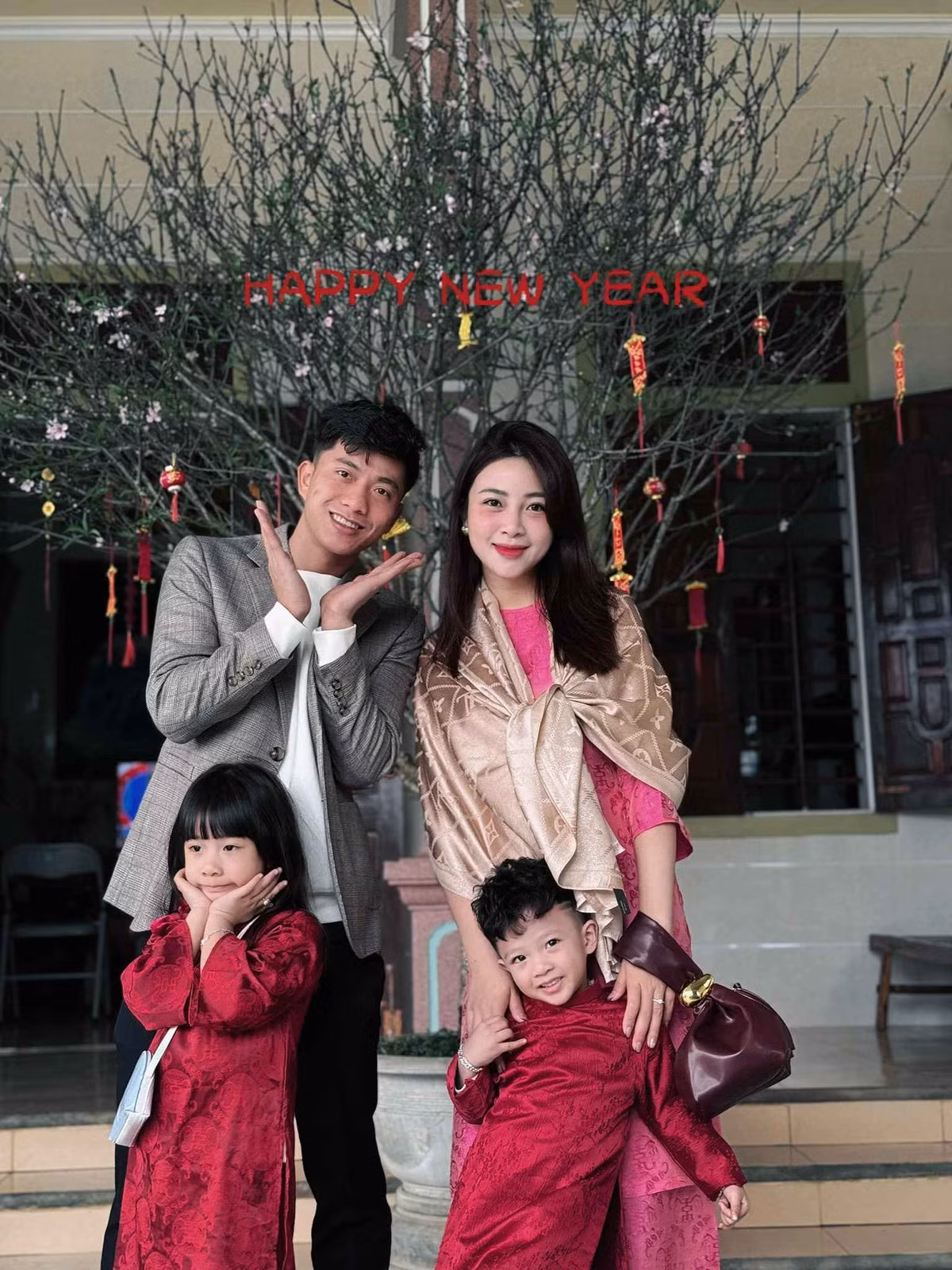 Cuộc sống hôn nhân của tiền vệ sinh năm 1996 và vợ từng là cô giáo mầm non luôn khiến dân mạng ngưỡng mộ.