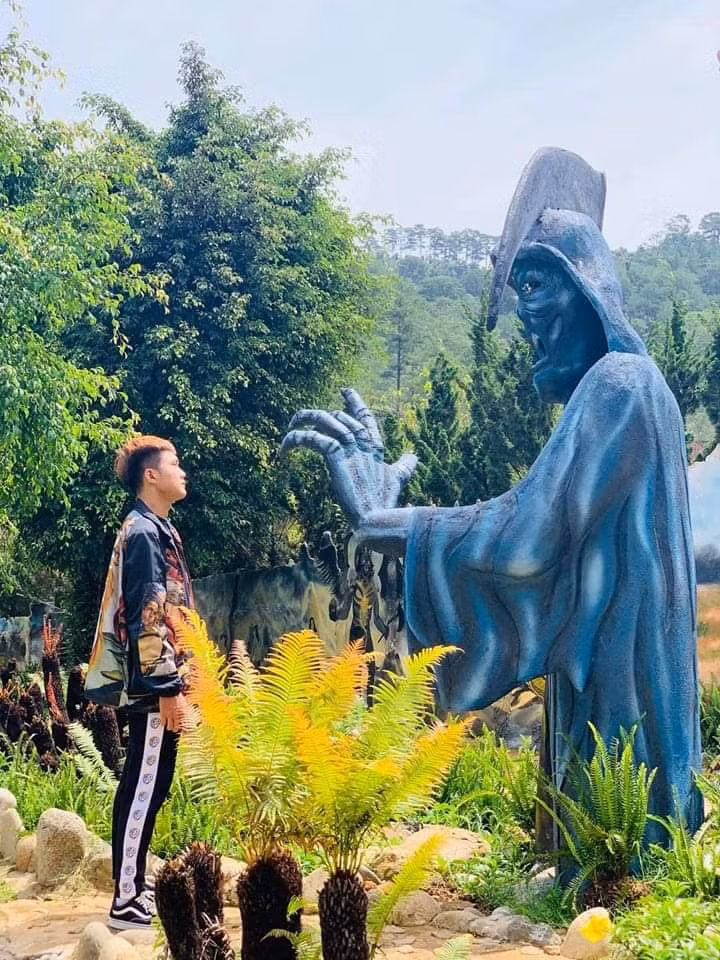 Sau khi được đăng tải lên mạng xã hội, nhiều người để lại những bình luận trái chiều. Đa số khách du lịch cho rằng những tạo hình này thực sự phản cảm, ghê rợn làm cho người đến tham quan cảm thấy mất hết cảm hứng lãng mạn, ngọt ngào vốn có của Đà Lạt.