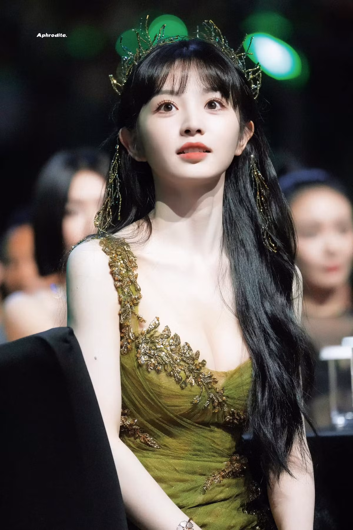 Điền Hi Vi (Tian Xiwei) tốt nghiệp chuyên ngành biểu diễn của Học viện Sân khấu Thượng Hải, từng góp mặt diễn xuất trong nhiều dự án như: Đợi em trong tháng năm đằng đẵng, Người bạn thực sự của tôi, Nhân duyên đại nhân xin dừng bước,...