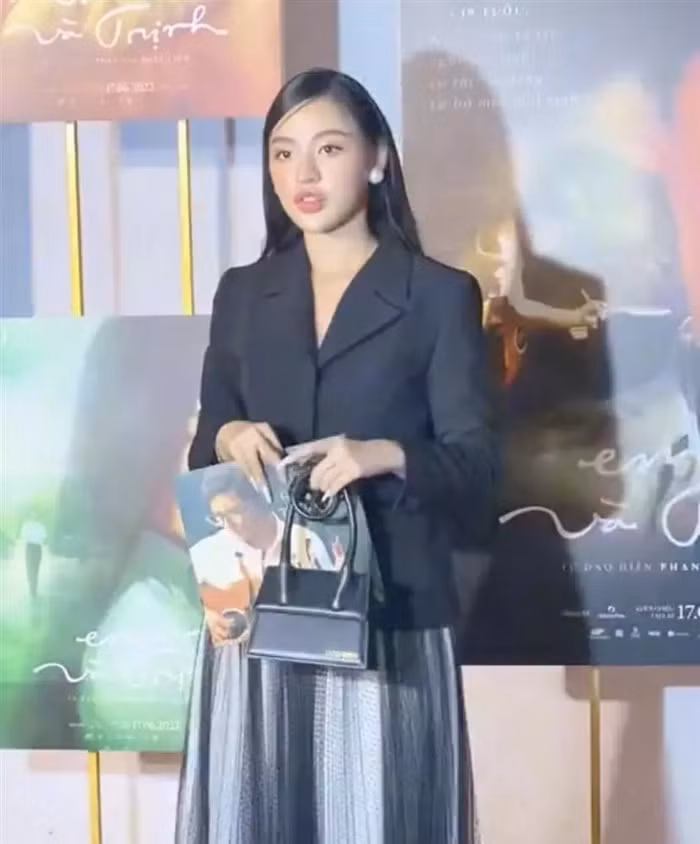 Tuy nhiên, gương mặt của hot girl "trứng rán cần mỡ" lại lộ rõ “dấu vết” chỉnh sửa khi biểu cảm đơn cứng, cằm nhọn bất thường và đôi môi tều rõ ràng, không khép lại được.