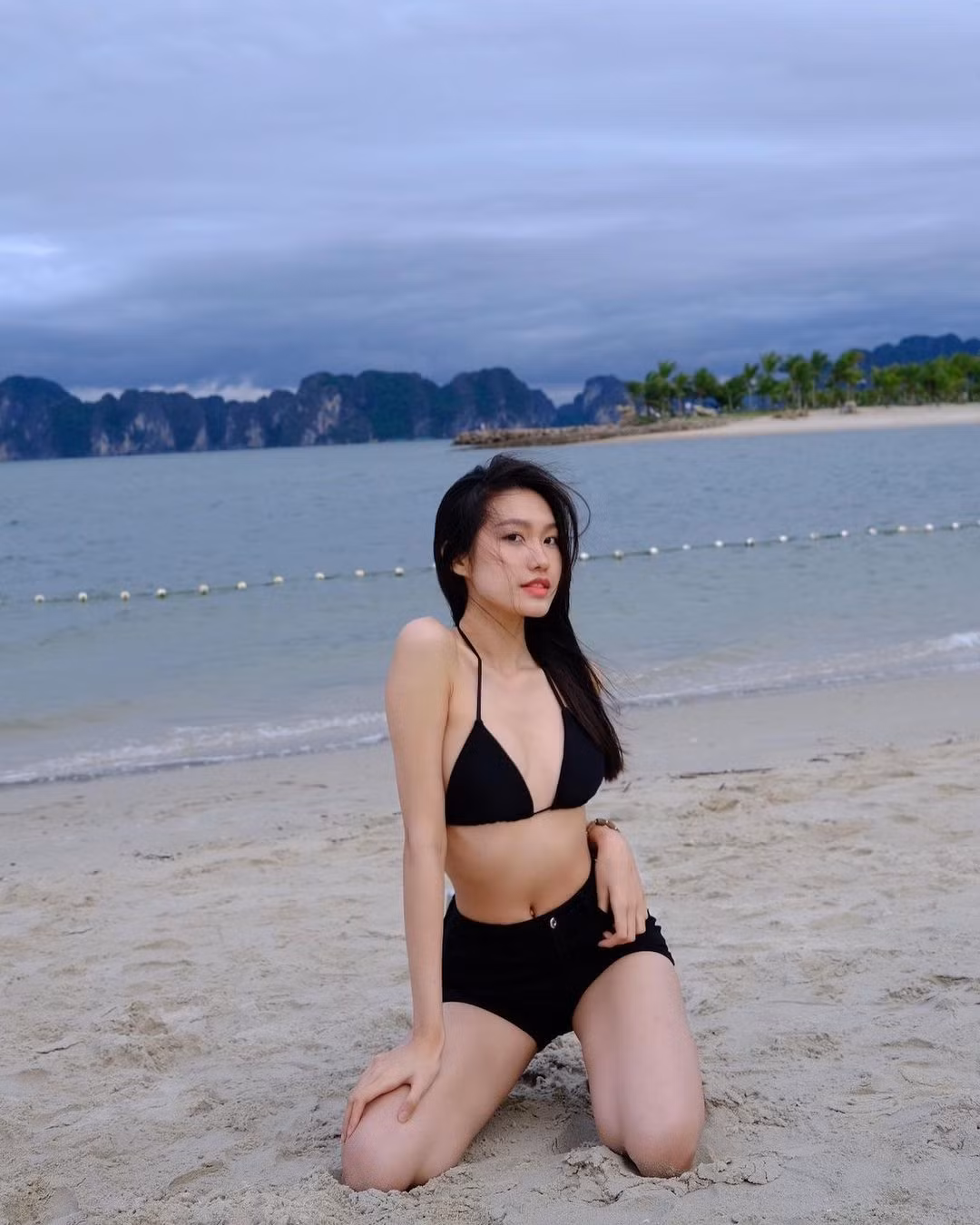 Dù diện quần ngắn nhưng cũng không làm giảm đi sự quyến rũ của Doãn Hải My khi cô nàng khoe được đường cong vòng nào ra vòng đó của mình.