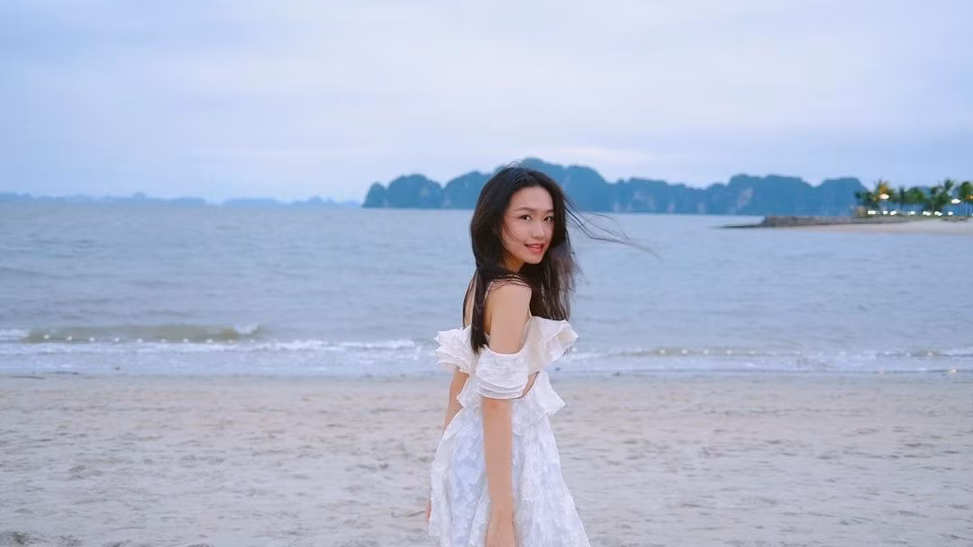 Mới đây, trên trang Instagram cá nhân bạn gái cầu thủ Đoàn Văn Hậu mới đăng tải những bức ảnh đi biển với trang phục vô cùng quyến rũ.