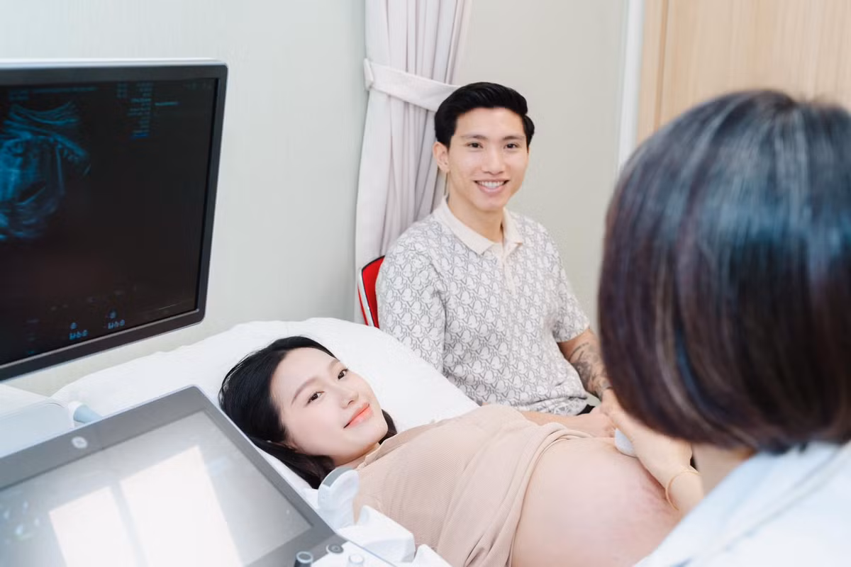 Có thể thấy dù lần đầu tiên lên chức phụ huynh nhưng Văn Hậu và Hải My đã chuẩn bị rất chỉn chu, đồ chơi của em bé còn có cả quả bóng tròn gắn liền với sự nghiệp quần đùi áo số của bố.