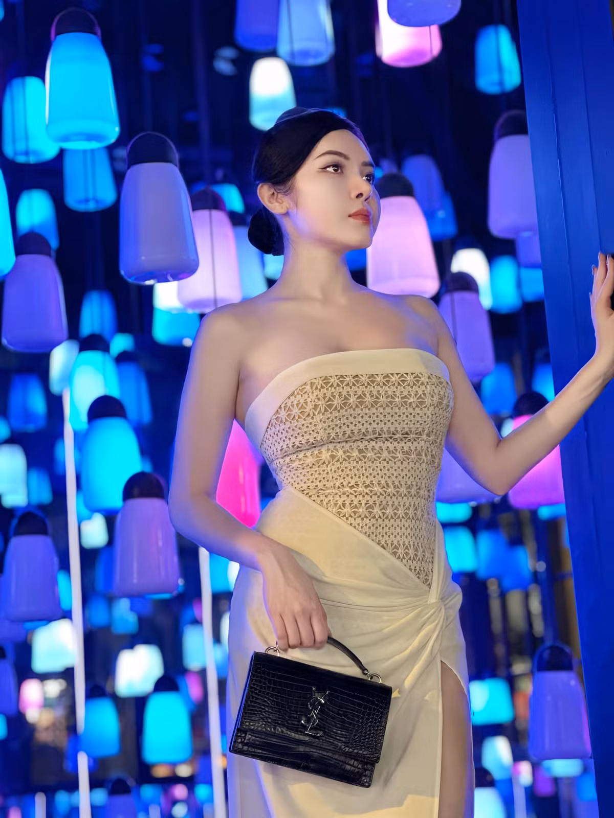 Nữ tiếp viên hot nhất Sài thành chia sẻ với chúng tôi: "Tết về nhà thấy gia đình quây quần nấu nồi thịt ba chỉ kho, bên thì gói bánh chưng bánh tét thật sự khó cưỡng vô cùng, nhưng Chi cũng khá may mắn vì tính chất công việc với lịch trình bay dày đặc vào ngày Tết cùng với việc mình đã duy trì chế độ ăn chay hơn 5 năm nay nên việc giữ vóc dáng cân đối cũng không quá khó đối với mình".