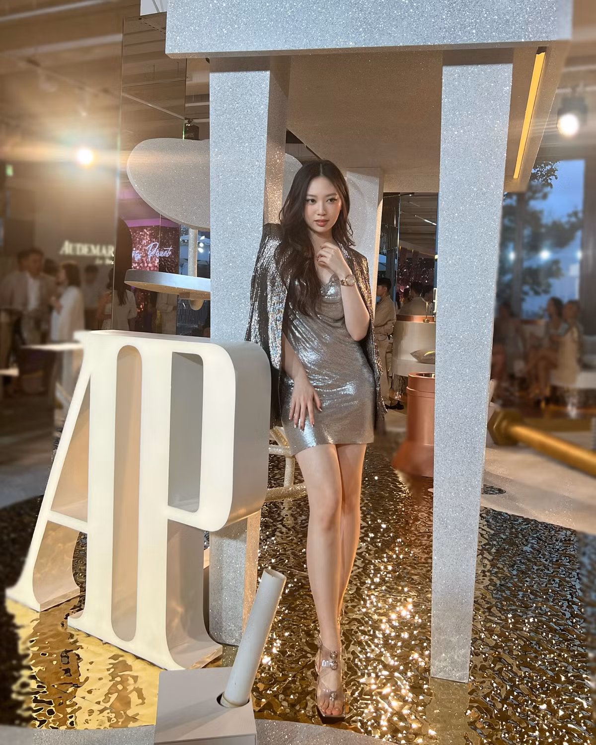 Nhiều người cho rằng với bàn đạp từ gia đình cũng như vừa xinh đẹp, giỏi giang, sự nghiệp trong làng giải trí của Chân Tế Như sẽ sớm nở rộ.