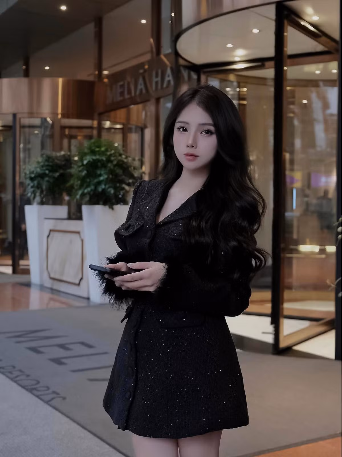 Trang phục Dung Dưa Hấu chọn mặc trong video là một bộ đồ bó sát, có phần táo bạo, khiến nhiều người phải trầm trồ. Cộng đồng mạng đã nhanh chóng chia sẻ, bình luận về những điểm nổi bật trong clip của cô.