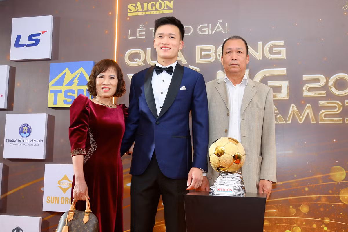 Tại Gala Quả bóng vàng Việt Nam năm nay, Hoàng Đức giành danh hiệu cao quý nhất và chỉ có bố mẹ ở bên chúc mừng nam cầu thủ này.