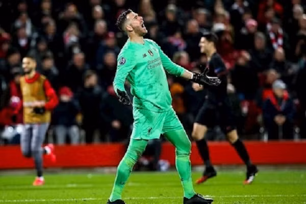 Adrian se bi Liverpool trung phat tan nhan hon Karius