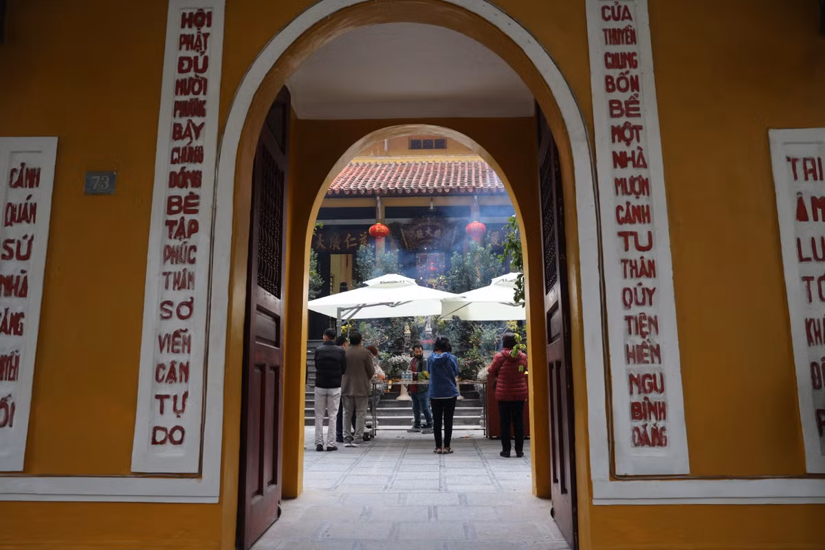 Từ xa xưa đến nay, đi lễ đền, lễ chùa đầu năm mới đã trở thành nét đẹp văn hóa của người dân Việt Nam cũng như người dân Hà Nội.