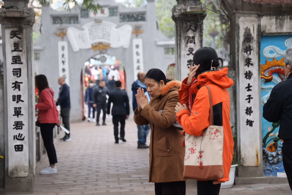 Bà Vũ Thị Thân (ngụ tại phố Hàng Bè - Hà Nội) chia sẻ: "Cứ mỗi sáng mùng 1 Tết, sau khi hoàn thành việc gia đình, mọi thành viên nhà tôi đều cùng nhau đến chùa để cầu chúc một năm mới bình an, nhiều sức khỏe".