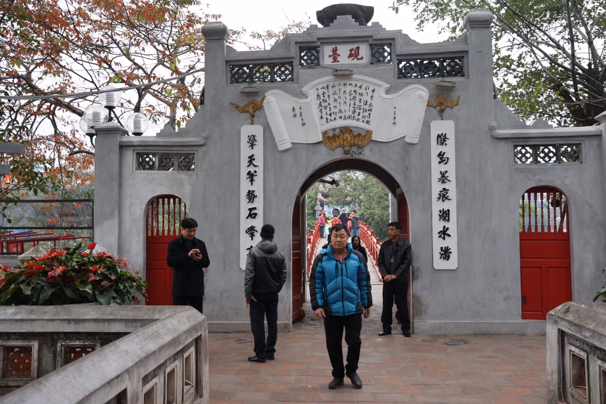 Đền Ngọc Sơn cũng là địa điểm được người dân Hà Nội lựa chọn để cầu bình an cho năm mới.