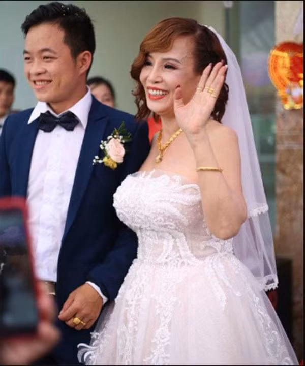 Sau đó, hàng loạt scandal liên tiếp xảy đến với "cô dâu 62 tuổi" và chồng trẻ. Từ chuyện thẩm mỹ, mang thai, xăm chữ Hoa Cương lên "đôi gò bồng đảo" cho đến cách thể hiện tình cảm của cặp đôi đều nằm trong tầm ngắm của dư luận.
