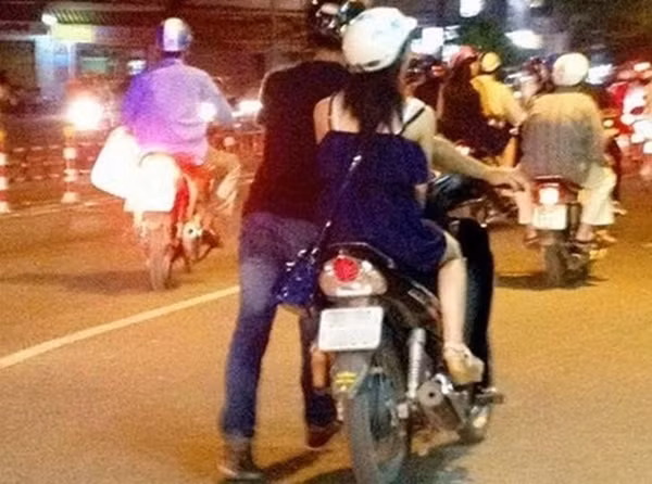 Điển hình phải kể đến câu chuyện chàng trai xe hết xăng giữa đường. Tuy nhiên, anh chàng vẫn ga lăng để bạn gái ngồi trên yên xe rồi dắt bộ.