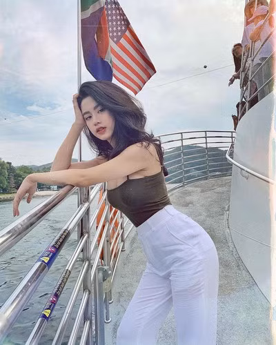 Ở ngoài đời, Hàn Hằng sở hữu gương mặt xinh đẹp, đường nét khả ái cùng vóc dáng gợi cảm. Nhờ vậy, cô tự tin theo đuổi phong cách gợi cảm với những bộ trang phục táo bạo.