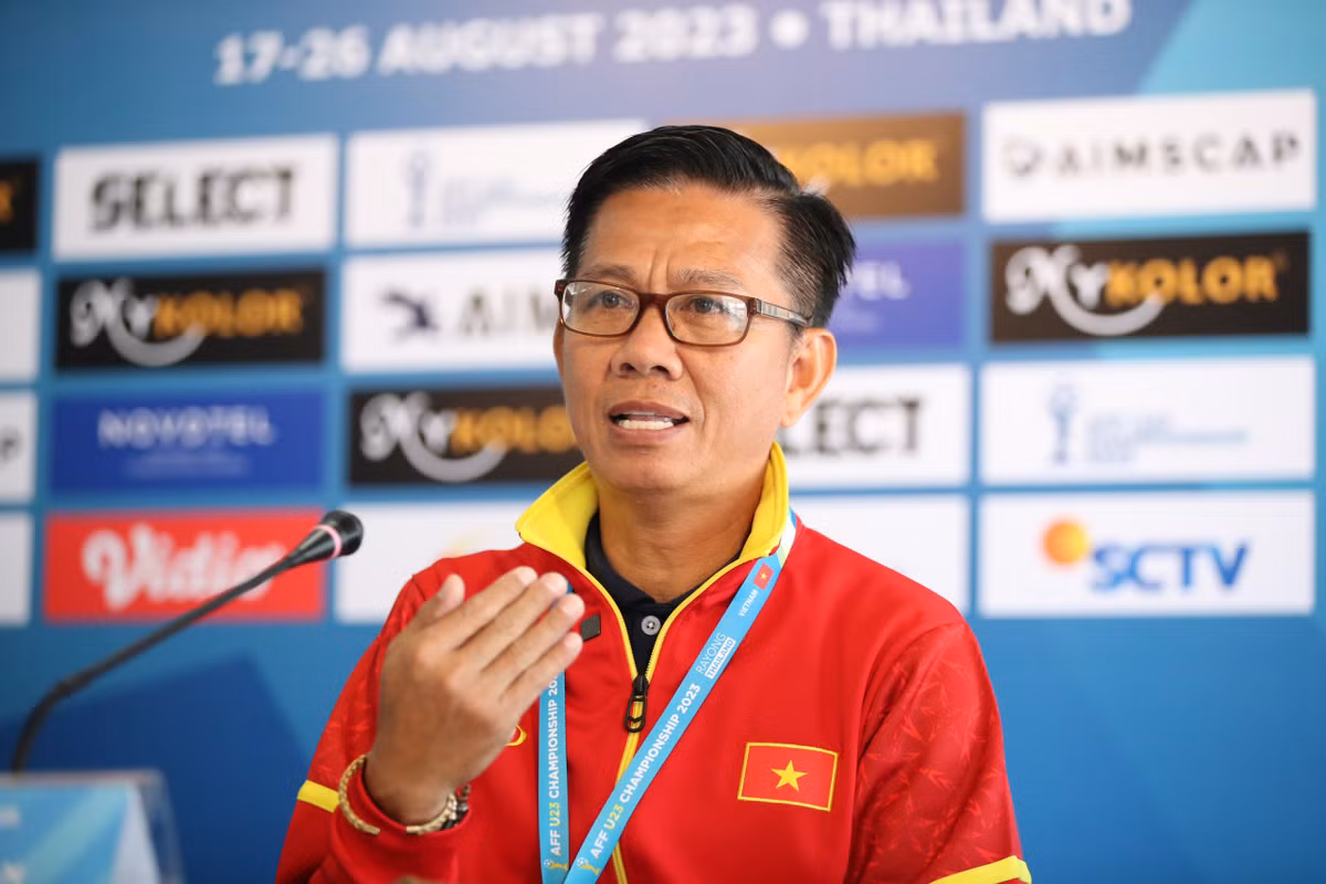 HLV U23 Viet Nam tiet lo bi kip tra loi phong van tieng Anh troi chay