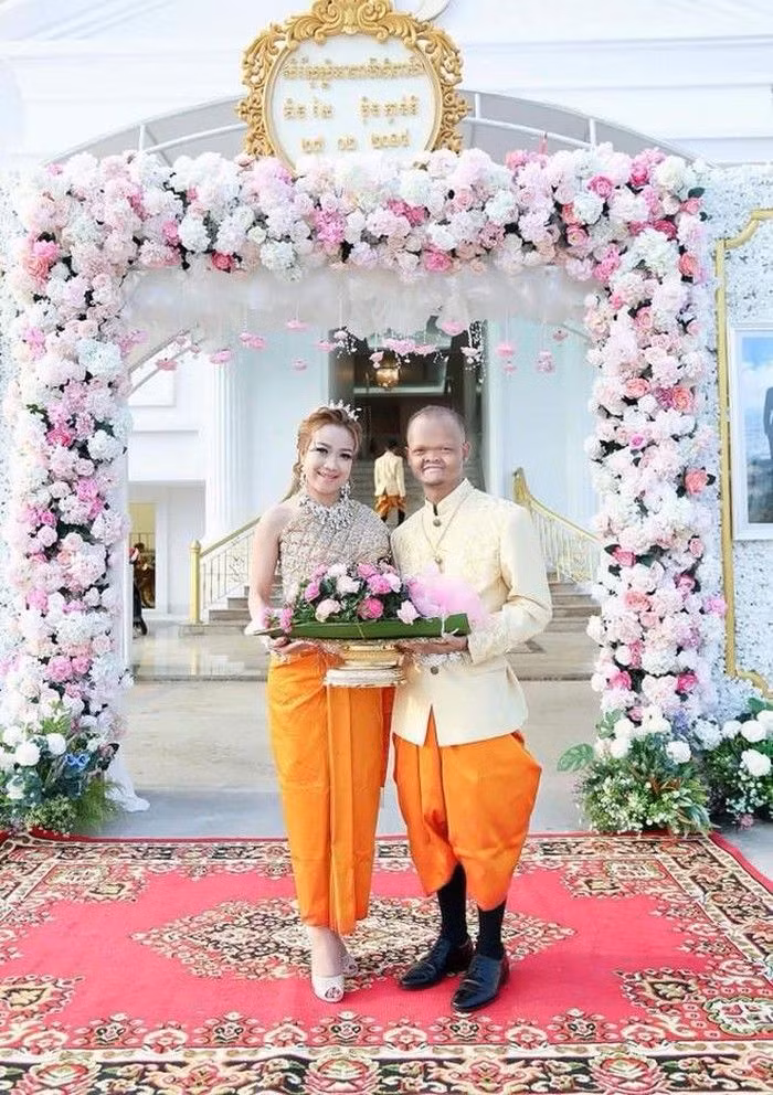 Năm 2018, loạt ảnh cưới của Lae Joi và Nong Kwan trở thành đề tài bàn tán khắp cõi mạng. Nguyên nhân không gì khác ngoài sự chênh lệch nhan sắc quá lớn giữa cô dâu và chú rể.