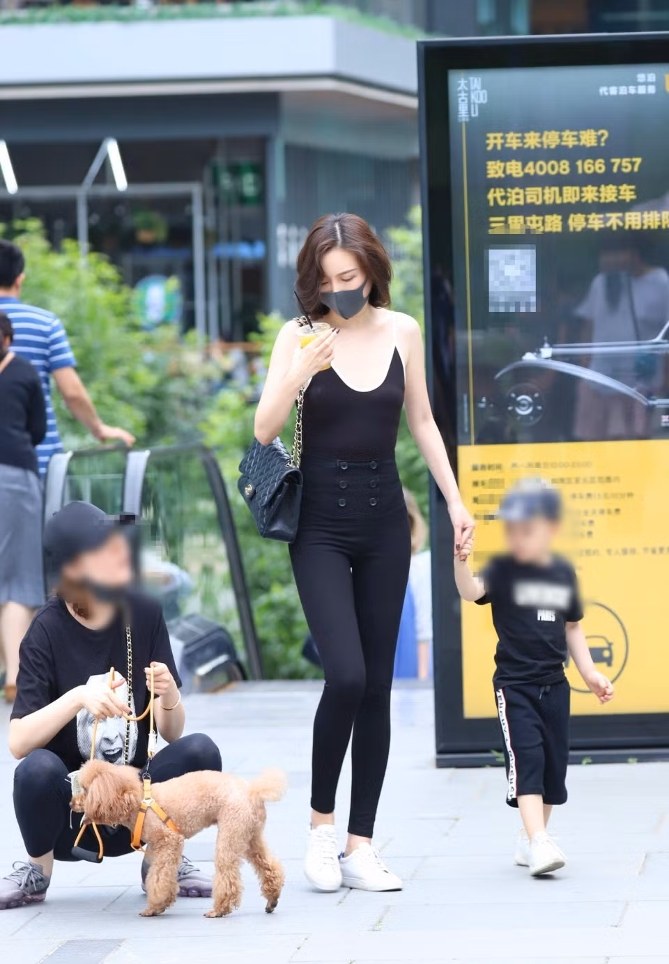 Những tưởng việc mặc gì là quyền tự do cá nhân nhưng phụ nữ đã bị chi phối bởi các quan niệm trong thời gian dài. Ví dụ như trang phục kín để che đi hình thể như vậy mới là đoan chính.