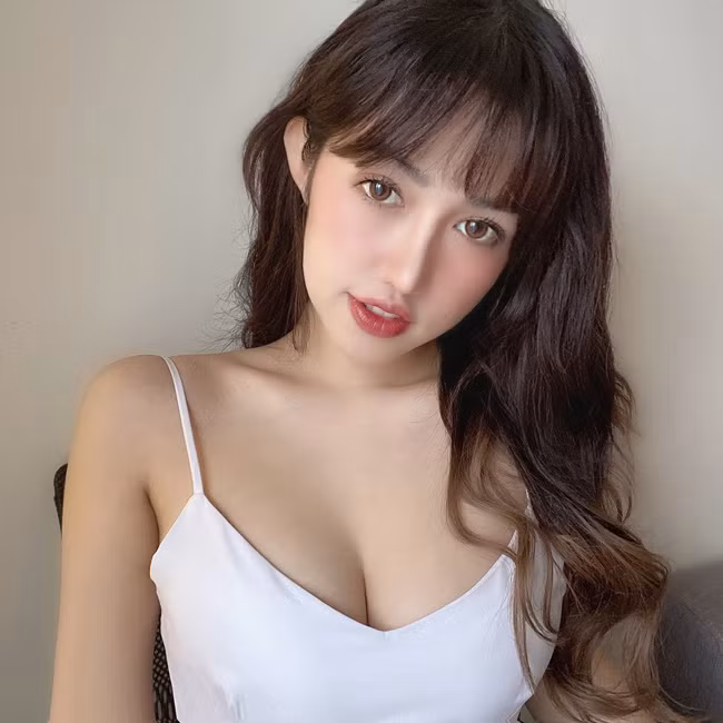 Không sở hữu chiều cao lý tưởng nhưng nhờ ba vòng cân đối, Trúc Quỳnh vẫn xinh đẹp và hấp dẫn với mọi trang phục.