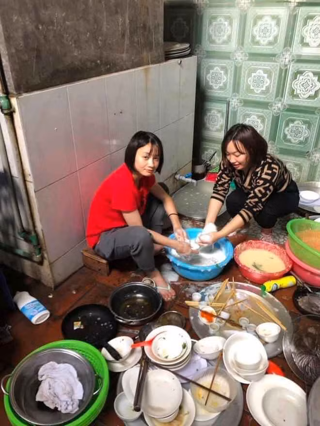 Cộng đồng mạng cũng từng thả tim rần rần hình ảnh đang ngồi rửa bát của "hot girl bóng đá" Hoàng Thị Loan.