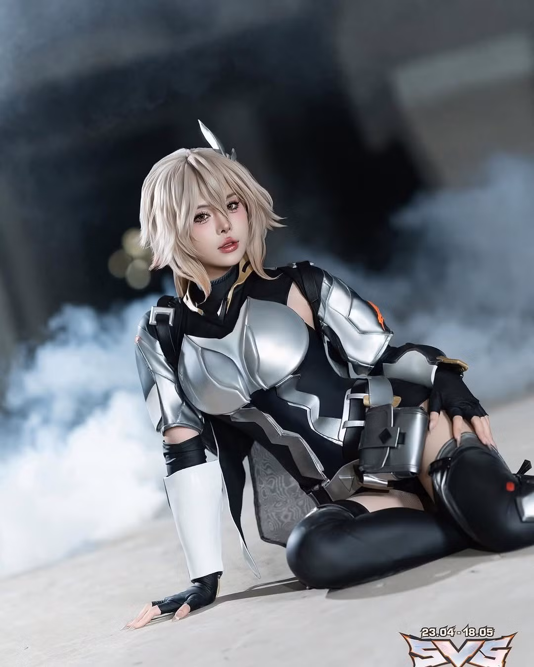 Trong bộ ảnh cosplay mới nhất của mình, Võ Nữ Ngân Hà lựa chọn hóa thân thành Butterfly trong trang phục "Bình Minh Tận Thế", một skin mới và cực kỳ ấn tượng trong game.