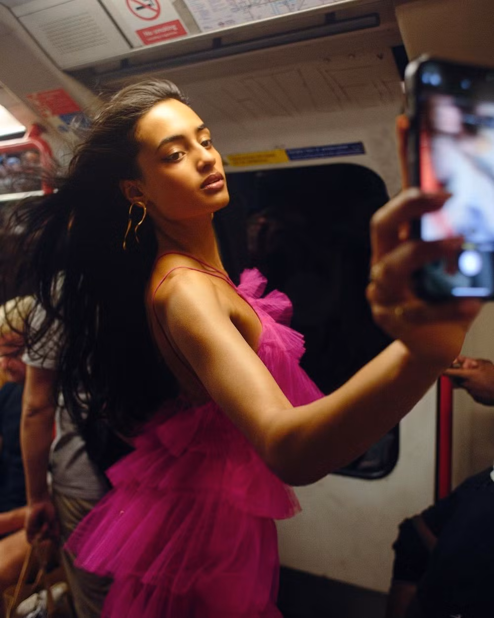 Sabrina Bahsoon trở thành hiện tượng mạng với loạt video tự tin tỏa sáng trên tàu điện ngầm London. Nữ TikToker nhận được 16 triệu lượt yêu thích, trở thành nguồn cảm hứng cho nhiều cô gái trẻ.