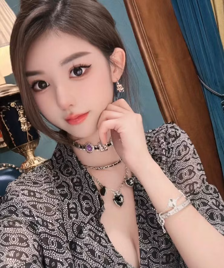 Cô nàng hot girl Trung Quốc sở hữu vóc dáng cao ráo, da trắng mịn, phong cách thời trang trẻ trung, gương mặt trang điểm xinh đẹp như búp bê.