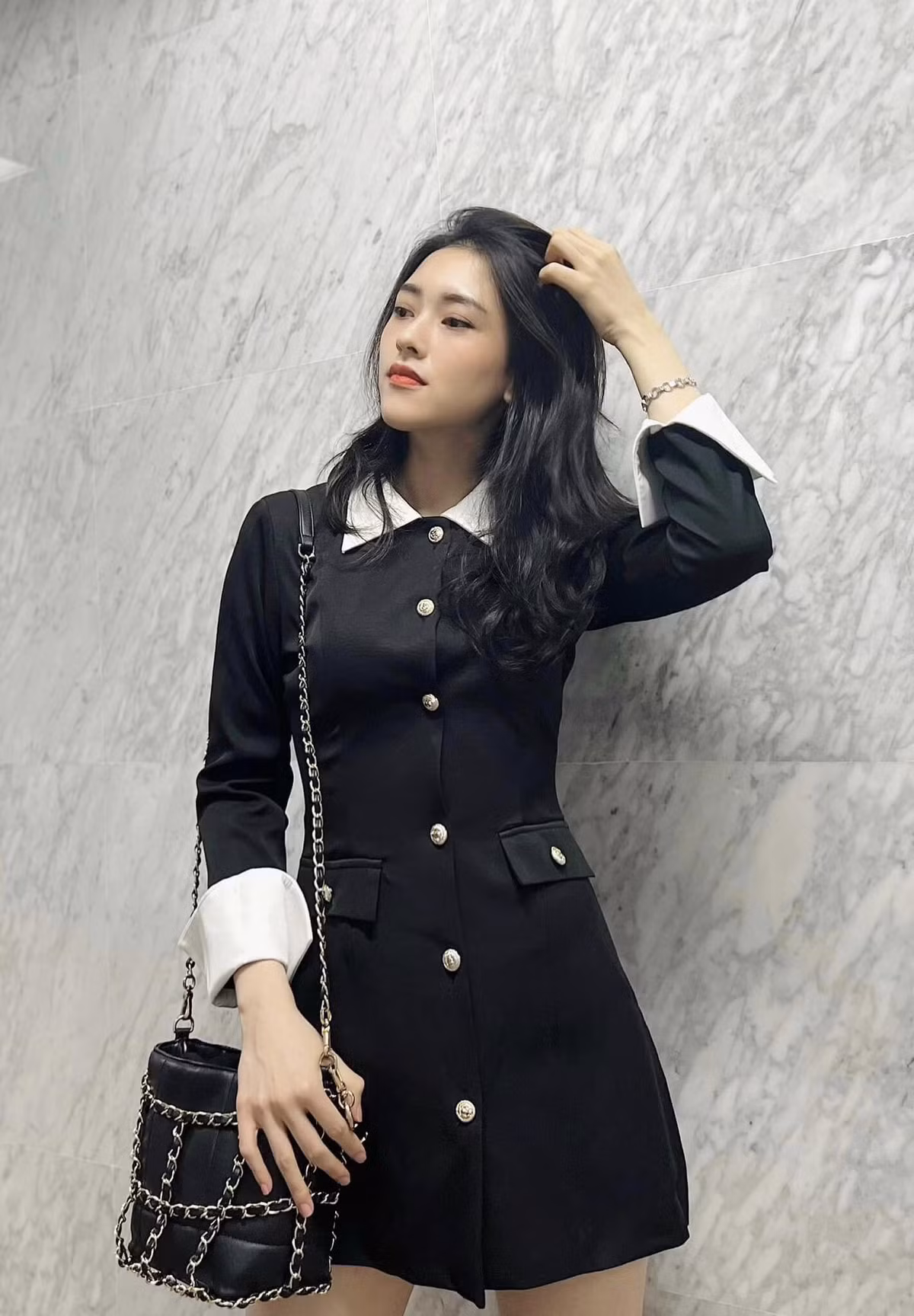Ngoài đời, Việt Hà cũng theo đuổi phong cách trẻ trung, sang chảnh. Cô thường lựa chọn những bộ váy áo tôn lên vóc dáng xinh xắn cùng vẻ ngoài dịu dàng, thanh thuần và nhận được nhiều khen ngợi của người hâm mộ.
