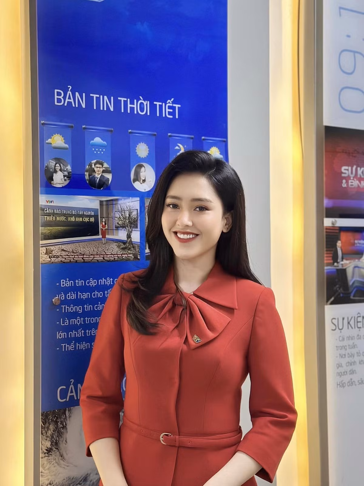 BTV Việt Hà tên đầy đủ là Nguyễn Việt Hà sinh năm 2000, tốt nghiệp cử nhân ngành Quản trị Marketing tại Đại học Kinh tế Quốc. Hiện tại, cô đang là BTV thời tiết đồng thời là MC cho chương trình Lướt trên VTV Go của VTV.